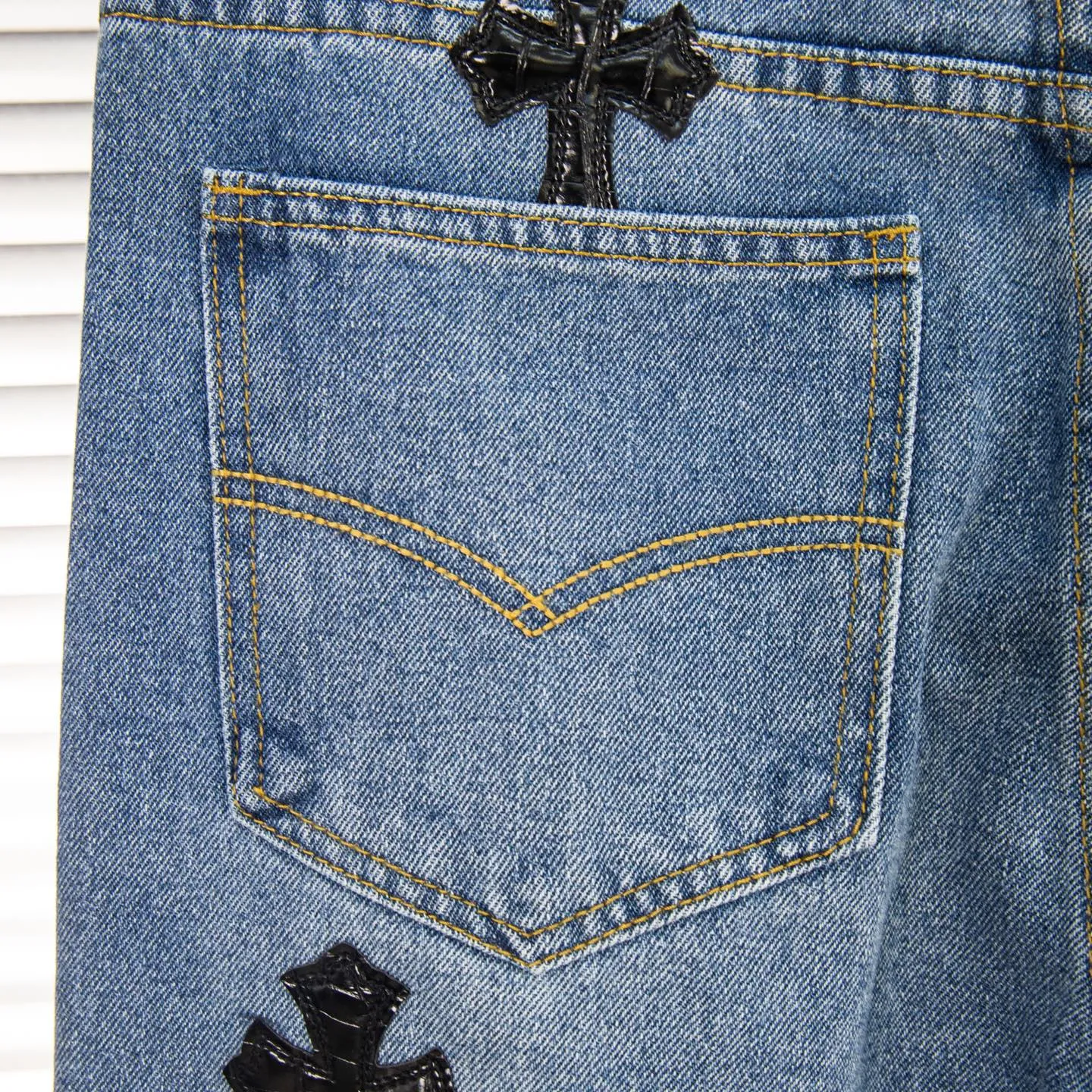 P240 Chrome hearts print stitching black leather classic washed jeans. Really restores the ultimate vintage texture. Three-dimensional version. Loose and comfortable, not picky on the figure. Looks taller and slimmer. Factory precision. Original factory quality control. Same style for men and women. Can be matched with couples. Versatile recommendation. Must-have jeans for all seasons. Fashionistas have been disappointed. From the quality selection of fabrics, the tailoring of details, and the matching of patterns, they are all impeccable! The upper body is so handsome when worn...it can be easily worn by men, women and children! The craftsmanship is made of heavy-duty washed pure cotton denim fabric. After washing, it is soft and thick. It is very stylish when worn on the body. Style number: 1760# Color: blue Size: 28 30 32 34 36